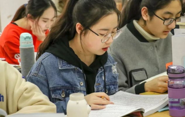 大学高颜值老师火了，被学生称为“西政何以琛”，上课还需要抢座