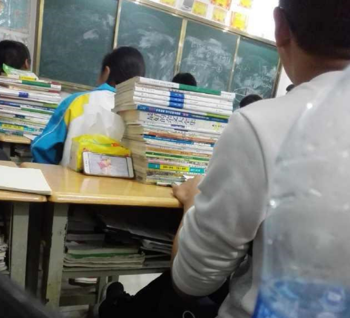 一中学禁止带手机，专挑便宜的没收并当众销毁，校方回应怕爆炸？