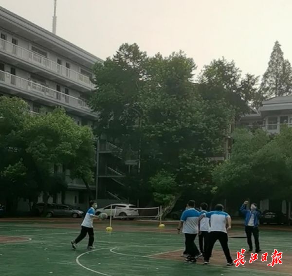 校长门口迎接学生“回家”，学生自觉早自习……高一高二返校复课首日校园这是样的