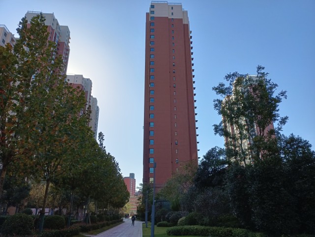 郑州一小区交房后，三个采暖季仍未供暖，物业回应：约15米暖气管网未接通市政管网