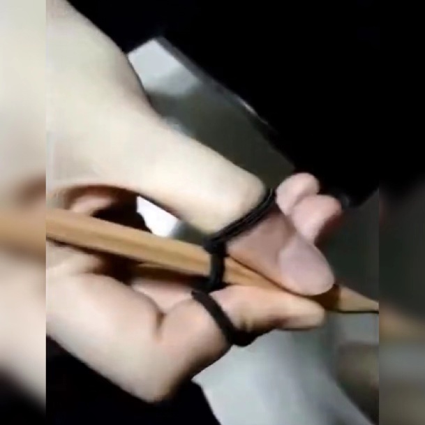 只需一招，就可以教小朋友握好笔，简单实用，有需要的父母快收藏