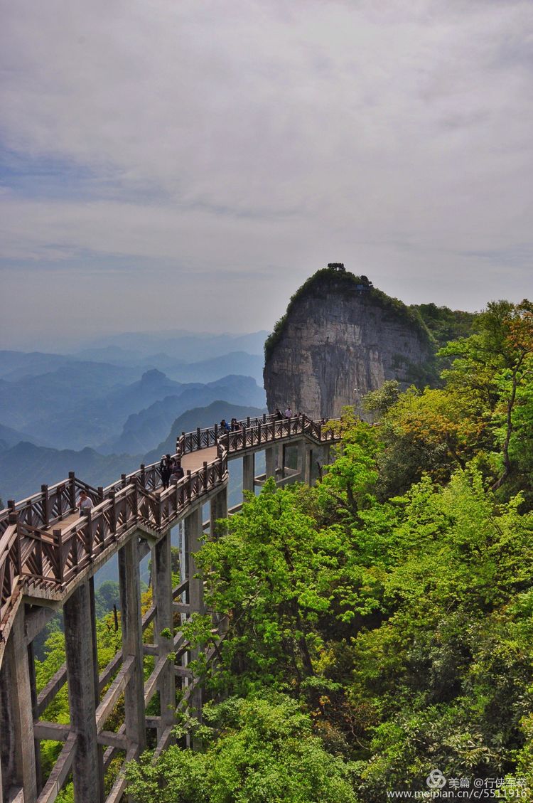 玉壶峰下松涛起，天界佛国掸尘埃！走遍千山万岭，唯天门山独有