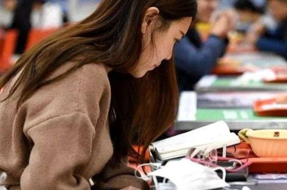 普通家庭供一名本科生读完4年大学，需要多少钱？网友：真养不起