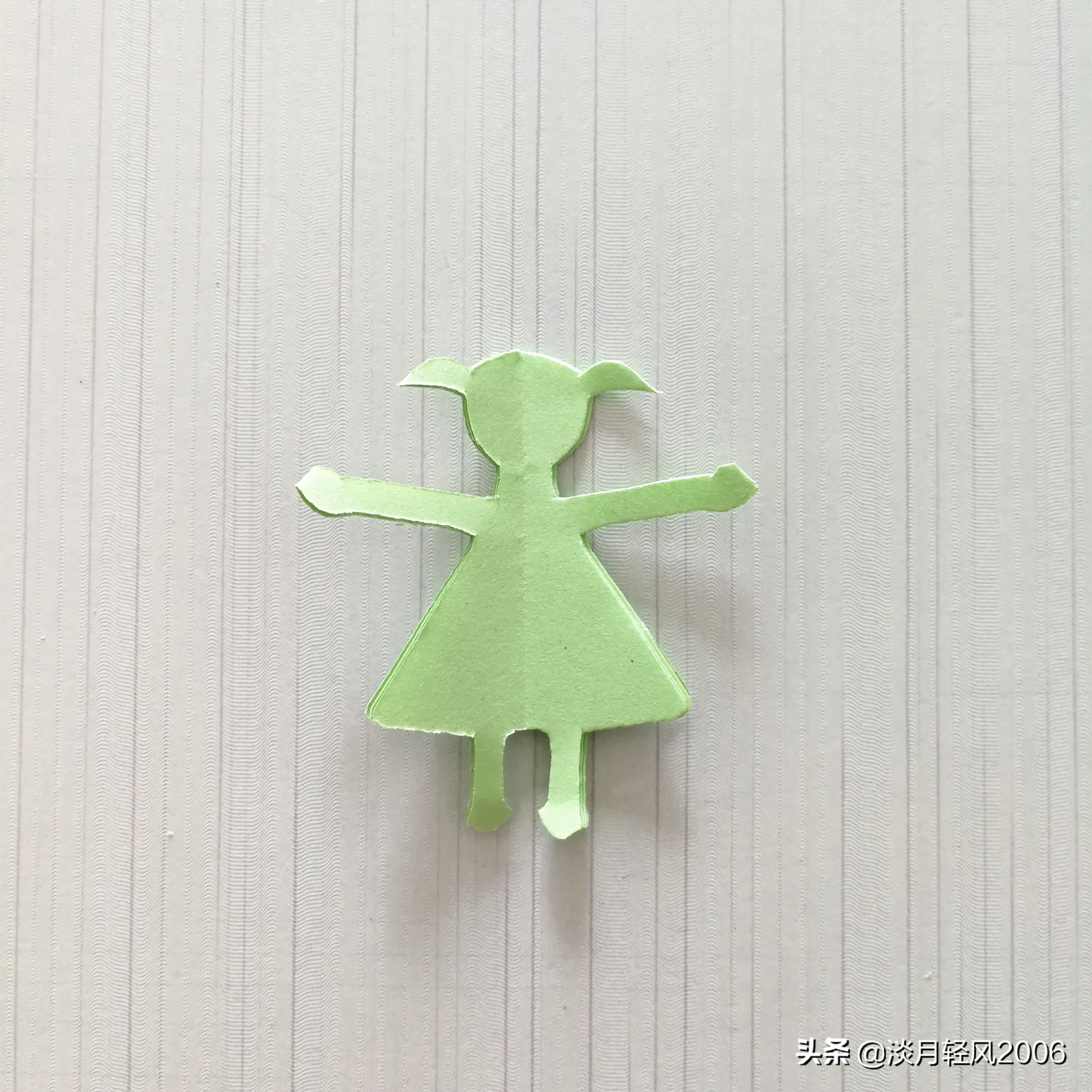 幼儿园简单手工，幼儿剪纸教程，用一张纸剪出四个小女孩