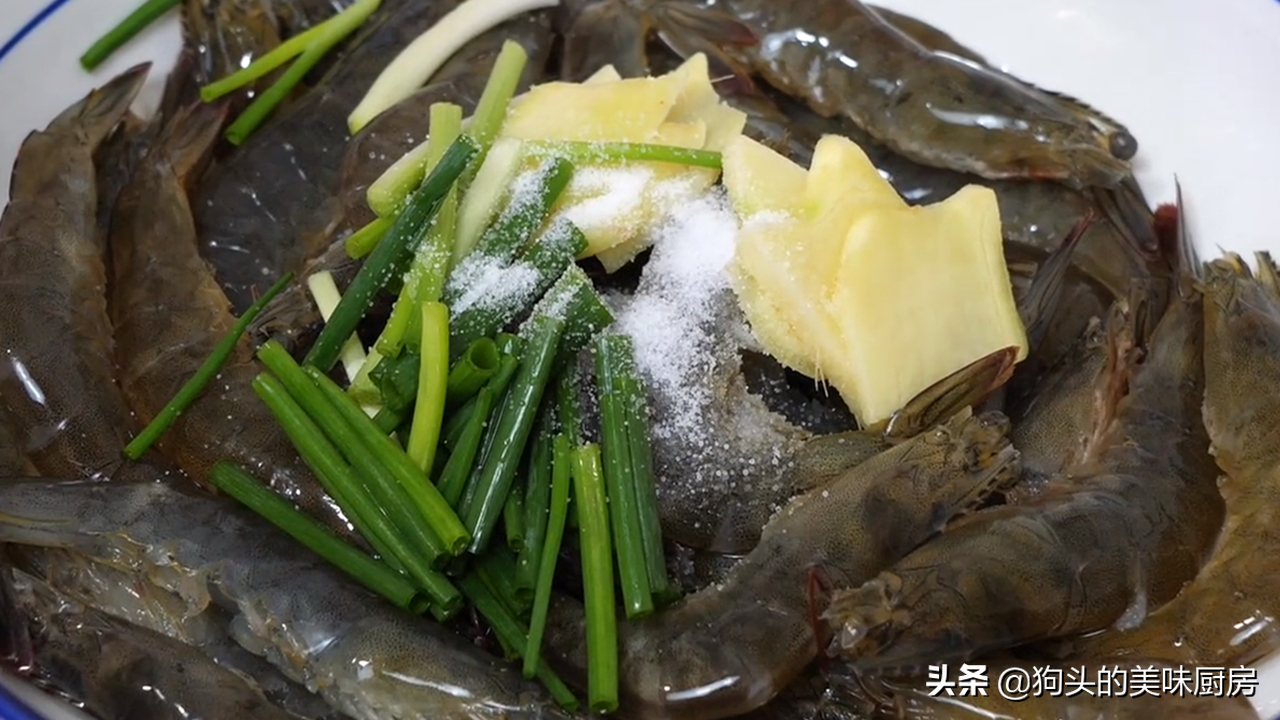 长假在家跟广东大厨学椒盐虾，焦香酥脆做法很简单，吃着特别过瘾