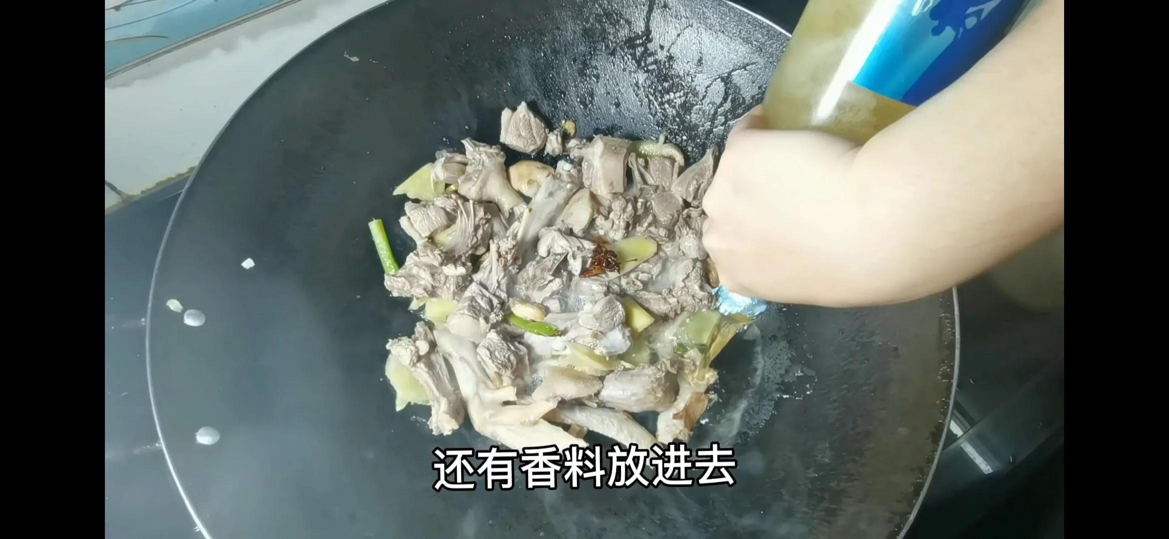 啤酒鸭正宗的做法，不加水，鸭肉软烂，好吃到连汤汁都不剩