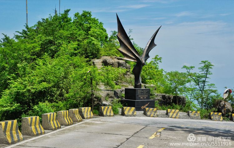 玉壶峰下松涛起，天界佛国掸尘埃！走遍千山万岭，唯天门山独有