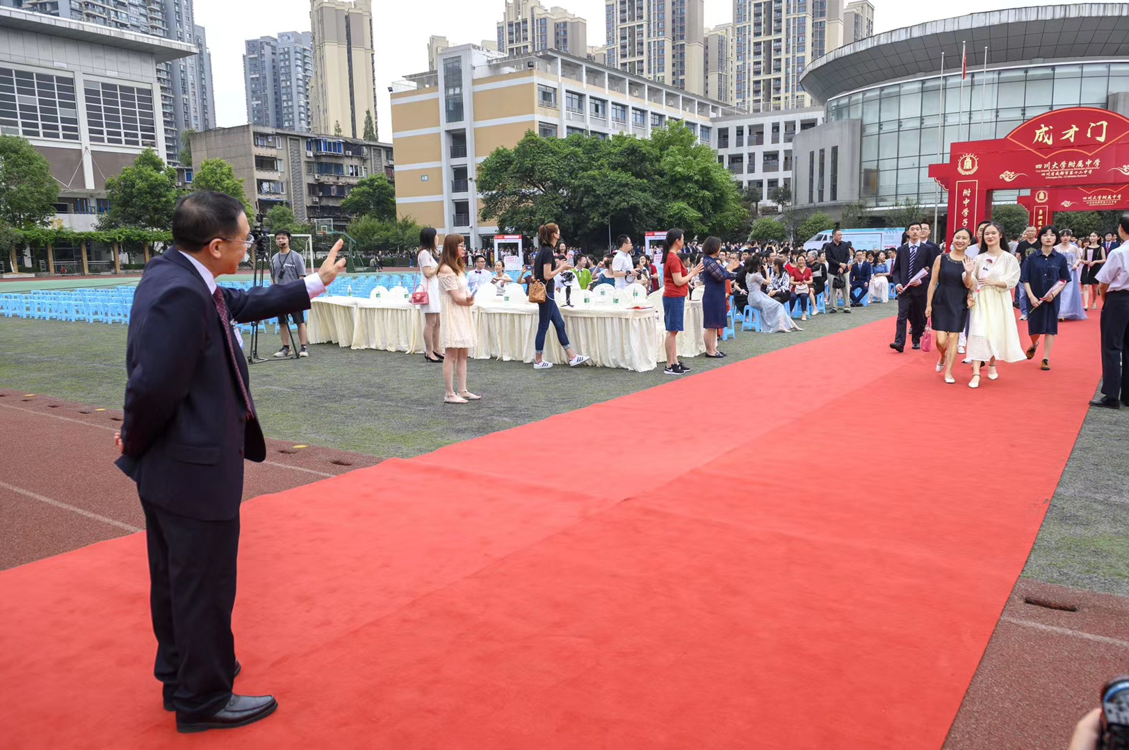 出席18岁！川大附中最特殊毕业成人礼,校长向680余名学生逐一挥手