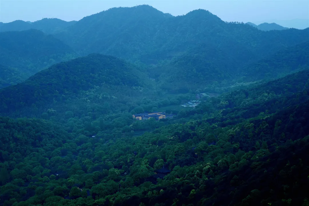 杭州终极拜佛攻略｜走这条路，一天解锁灵隐法喜7大宝藏寺庙