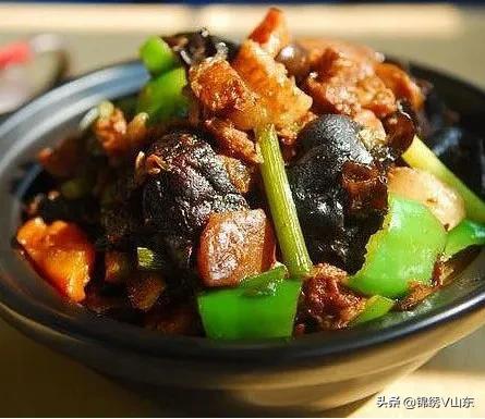 周末聚餐欢声笑语，亲友齐聚共度温馨时光