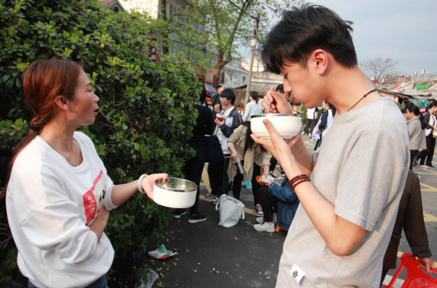 高中校门口成“野餐基地”，家长送饭被质疑，这是在养“巨婴”？