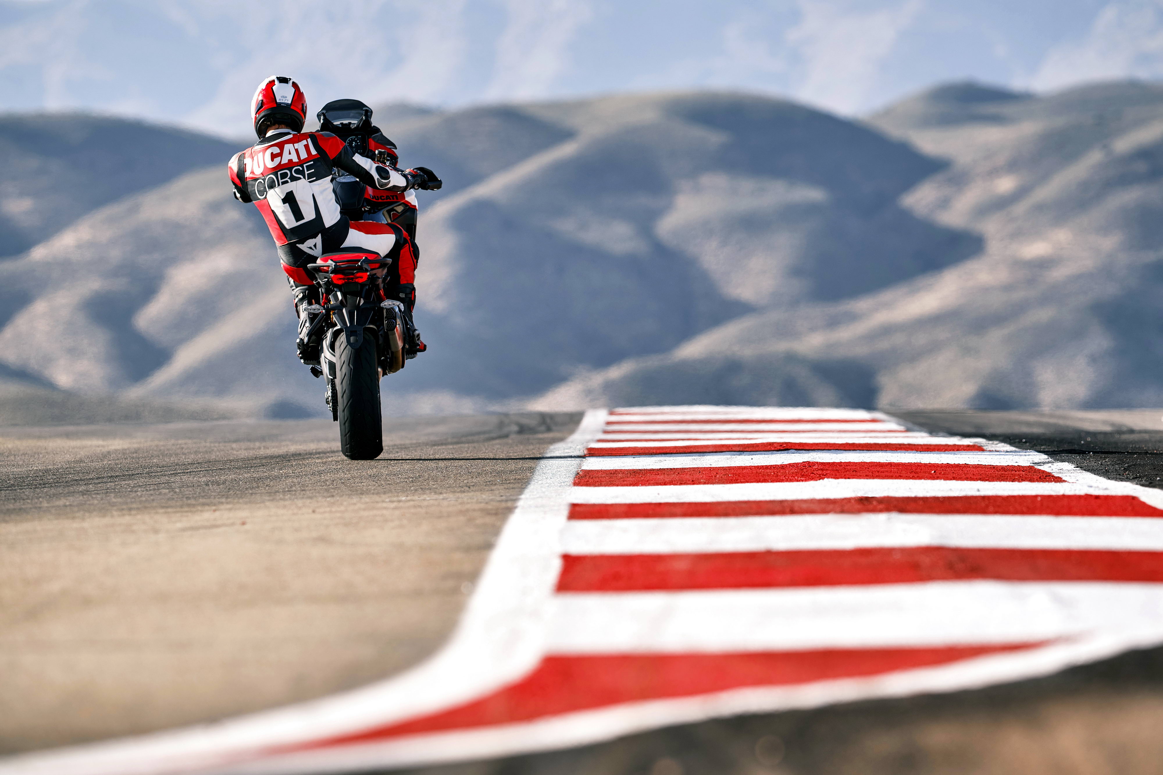 杜卡迪 2022 Multistrada V4 派克峰版 户外特写