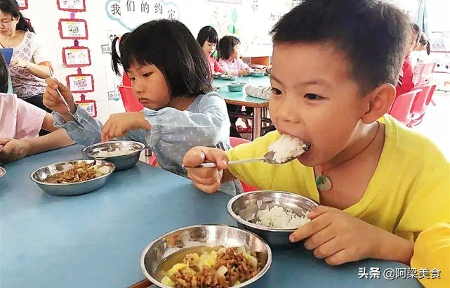 女儿总说幼儿园饭菜香，看完老师发的朋友圈，我真的感觉无语了