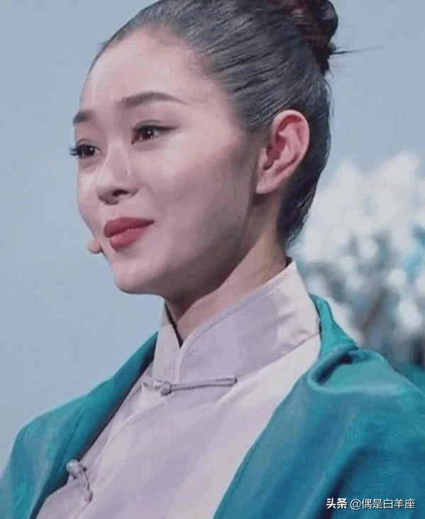 宋轶的“铁头发”，总是梳得十分紧绷，发际线却从不后移