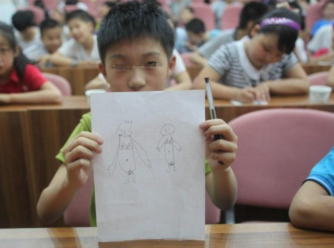 爸爸给儿子的画“加特效”，简笔画变得“有灵魂”，你喜欢哪张画
