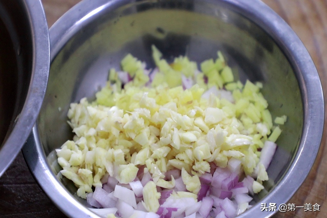 黄豆酱的用途与用法（黄豆酱再也不用买，一炒一熬真简单）