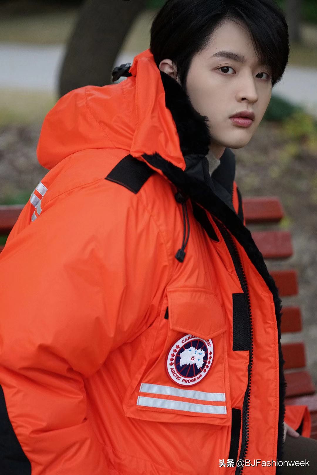 男生不管多大，都可以种草橘色系外搭，不论怎么搭都超帅