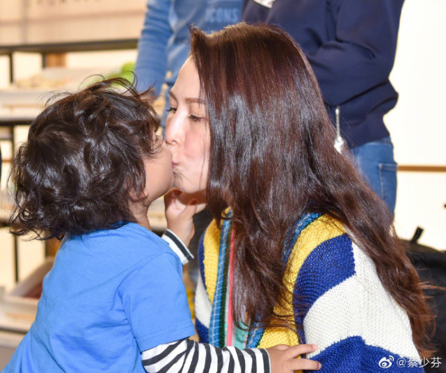 蔡少芬带儿子游乐场玩耍，被赞又高又瘦，张晋陈法蓉一旁闲聊