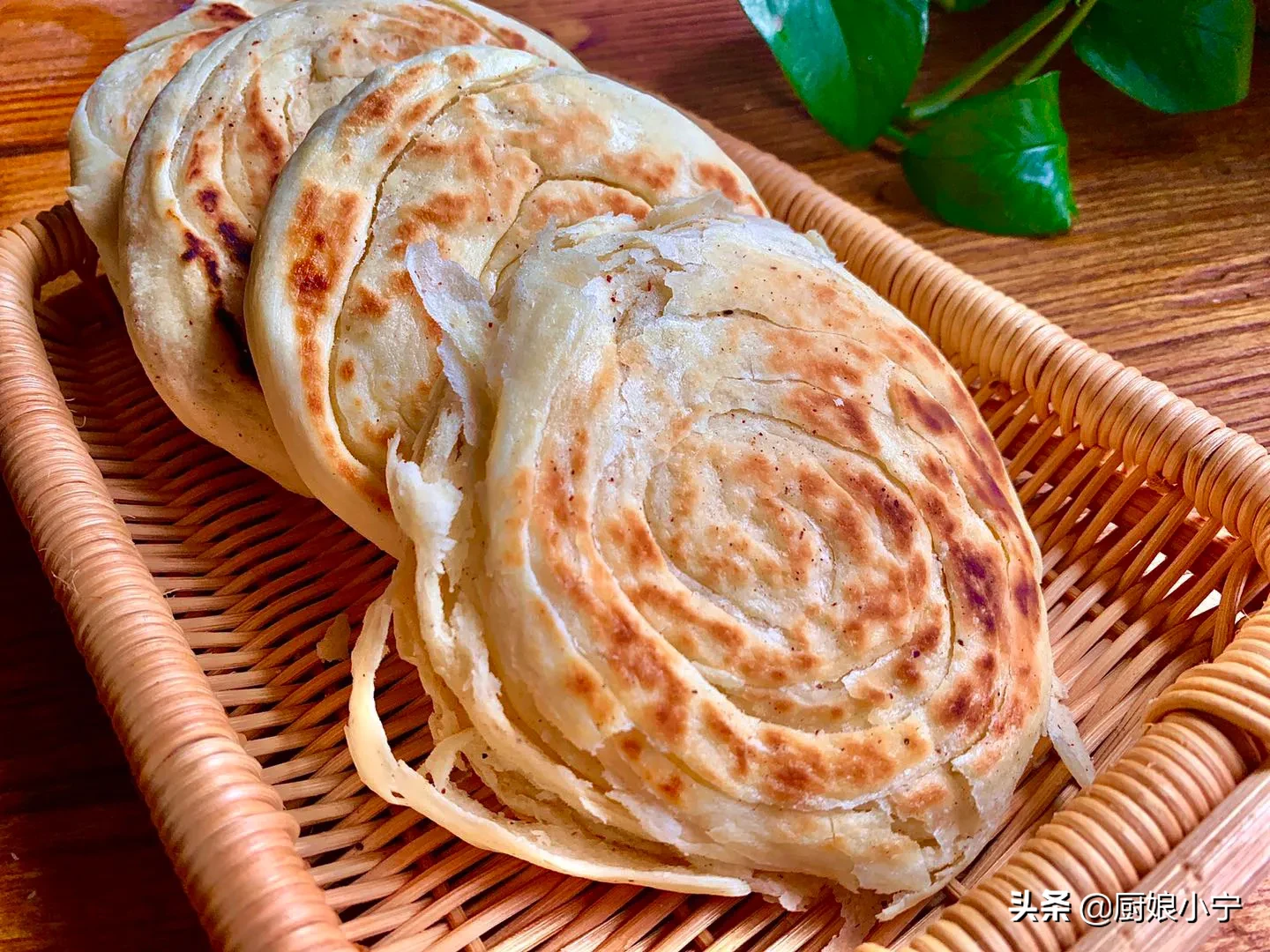 我家油酥烧饼从来都是自己做，暄软多层，一咬掉渣，比买的香