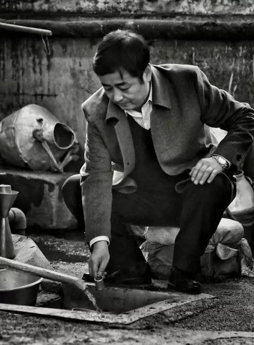 从儿时为父打酒到国家级大师，他创新多项技术，打造高端白酒精品