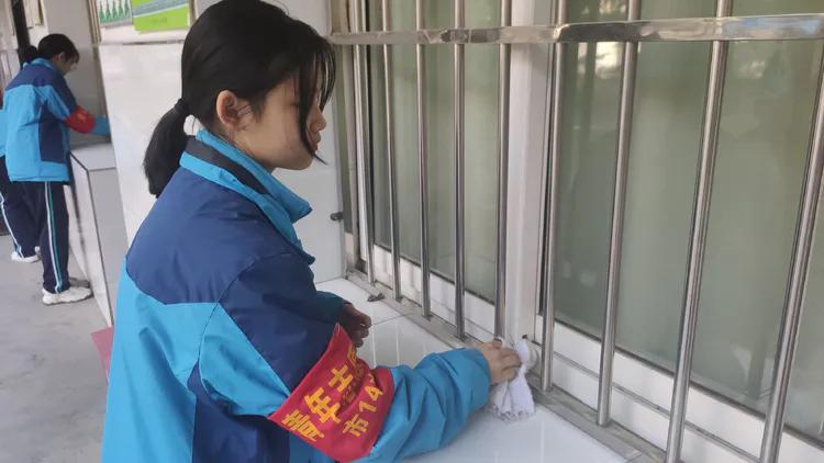 西安市第十四中學(xué)志愿服務(wù)隊在行動(圖10) 西安市第十四中學(xué)志愿服務(wù)隊在行動(圖10)