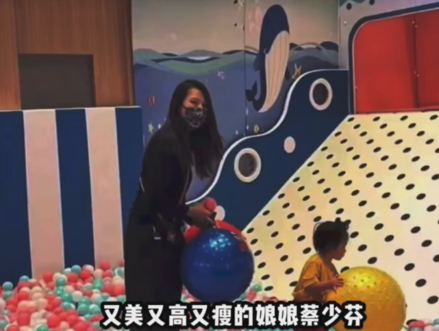 蔡少芬带儿子游乐场玩耍，被赞又高又瘦，张晋陈法蓉一旁闲聊