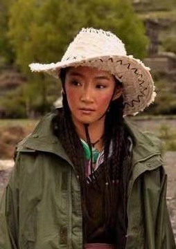 她姓爱新觉罗，2005年出道，长相甜美曾与刘德华合作