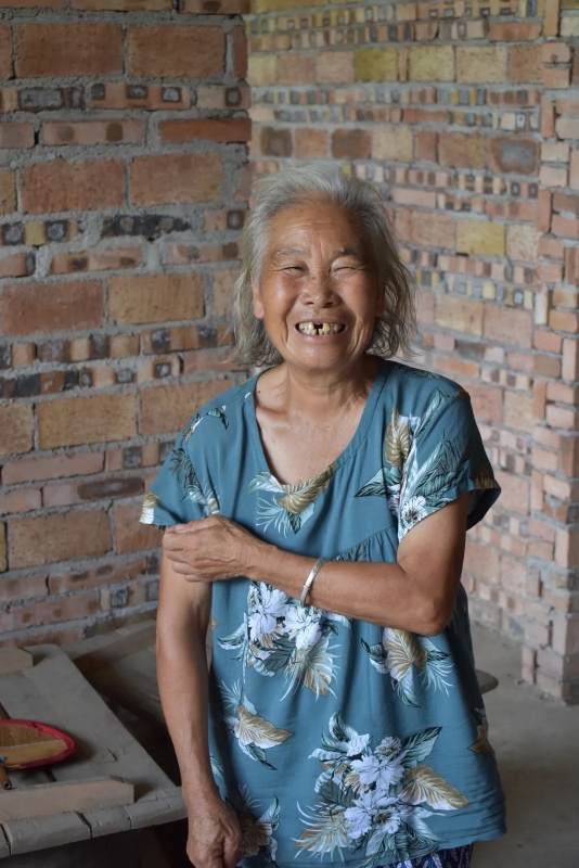 湖南女孩胡欣宇647分，被上海交大录取，喜讯传来，父母笑容灿烂