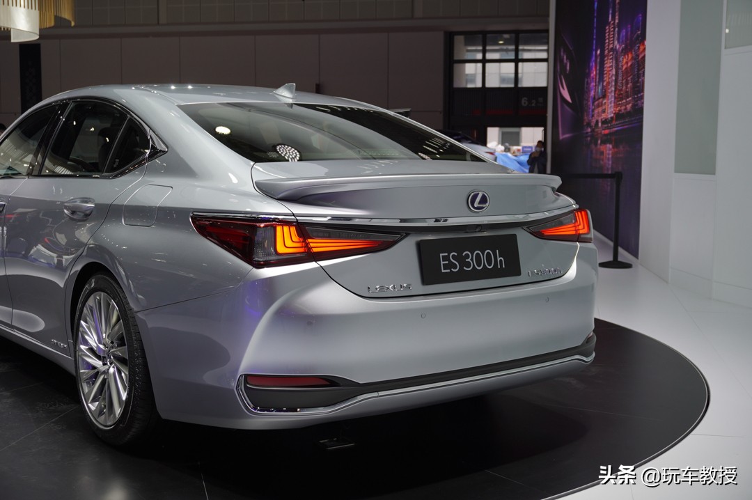新款雷克萨斯ES亮相！外观更犀利 内饰更具科技感