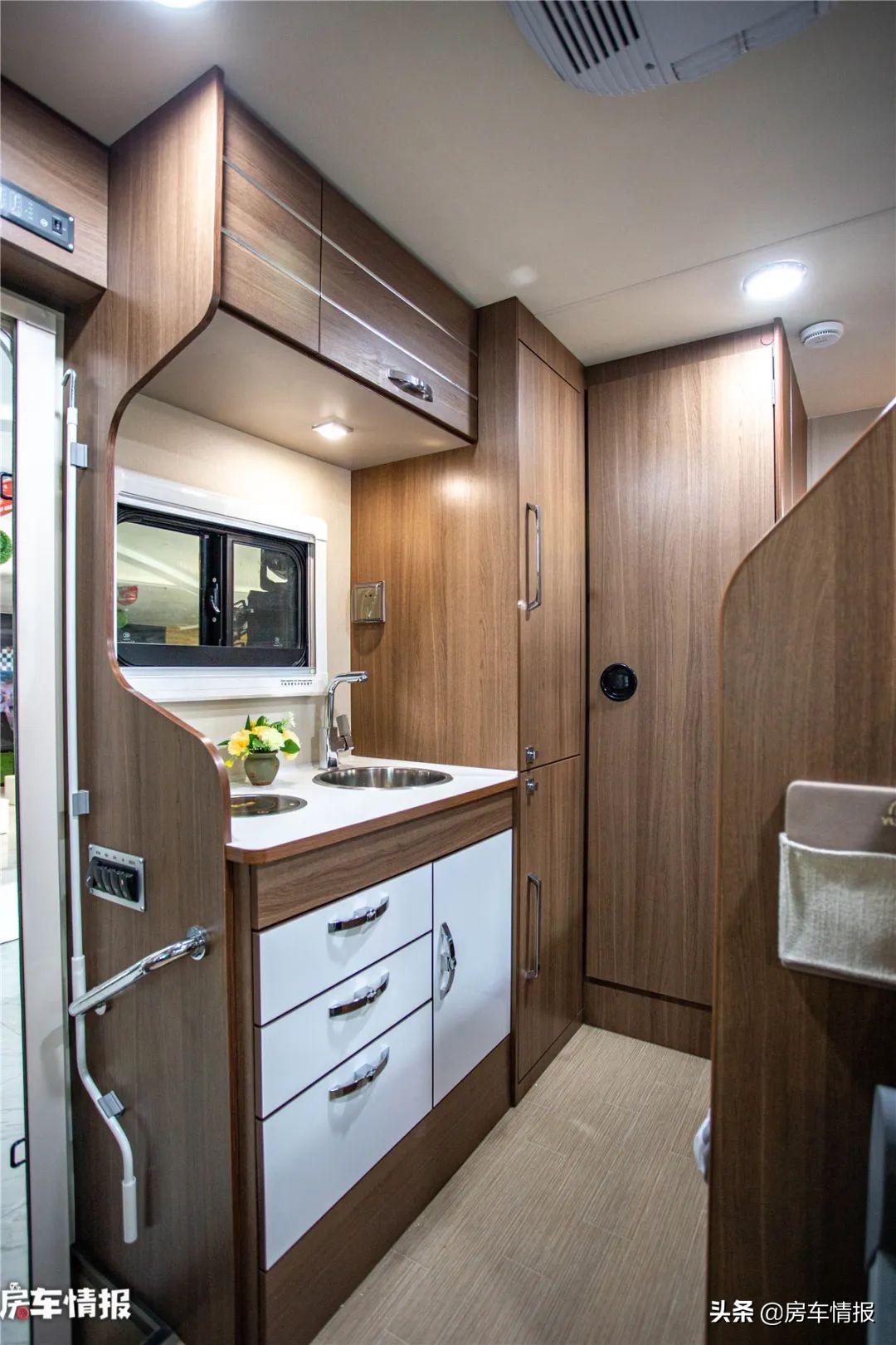 宇通新款房车：造型少见，有3张床能住一家5口人，30多万值么？