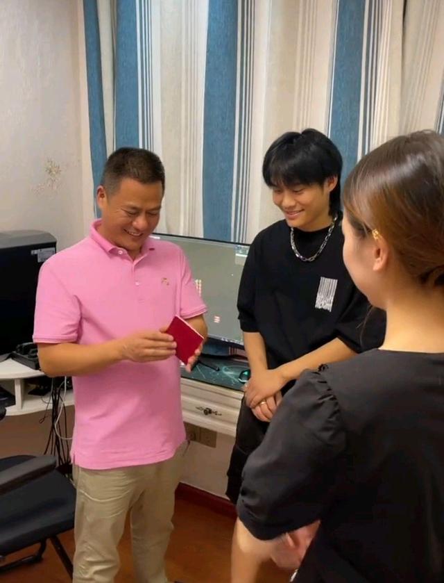 网红“疯狂小杨哥”大哥结婚，父亲答应戒网，所有手续一应俱全