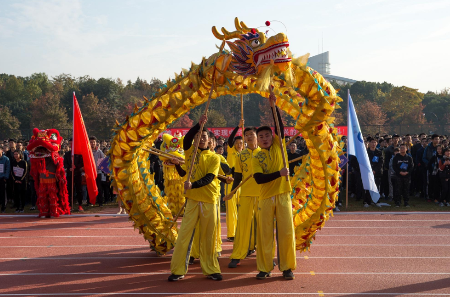 青岛大学“举牌美女”火了，运动会大放异彩，如同行走的招生简章