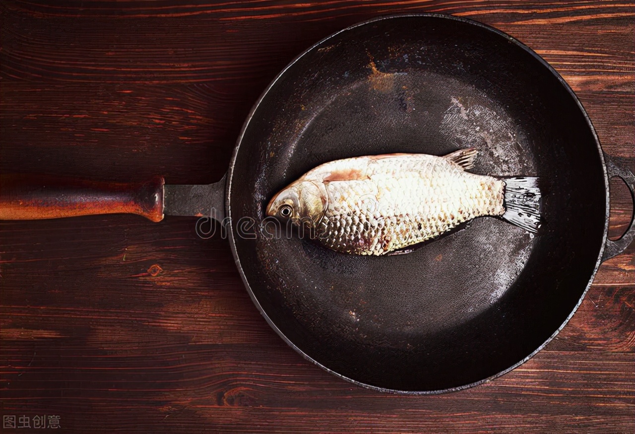 鲫鱼豆腐汤，怎样才能熬出白汤？鱼肉提前煎一步，汤汁更白更香