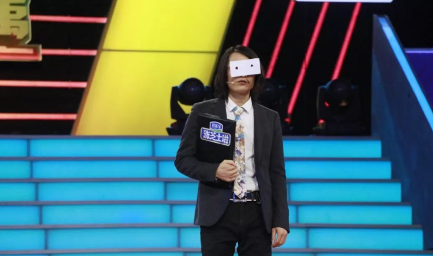 石磊回答说,他之所以要用纸当眼镜,是因为他是一名品牌专家,需要保留