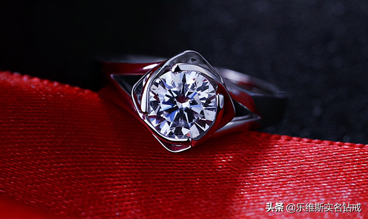 结婚纪念日送老婆什么戒指好（结婚纪念日送钻戒的意义）