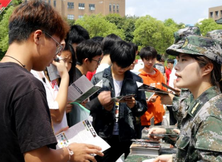 大学生专属福利，2021参军入伍可保送军校，但要符合部队招录要求