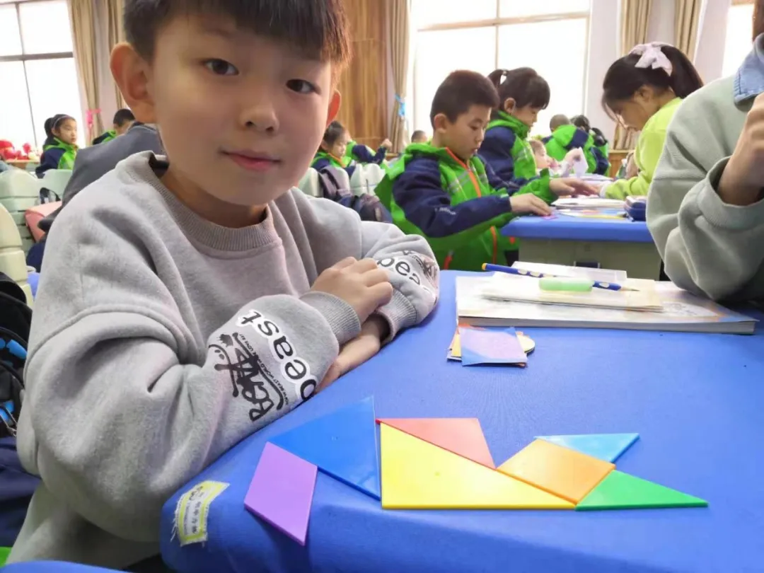 【寓教于乐】敕勒川绿地小学乌兰分校一年级开展玩转七巧板趣味拼搭活动