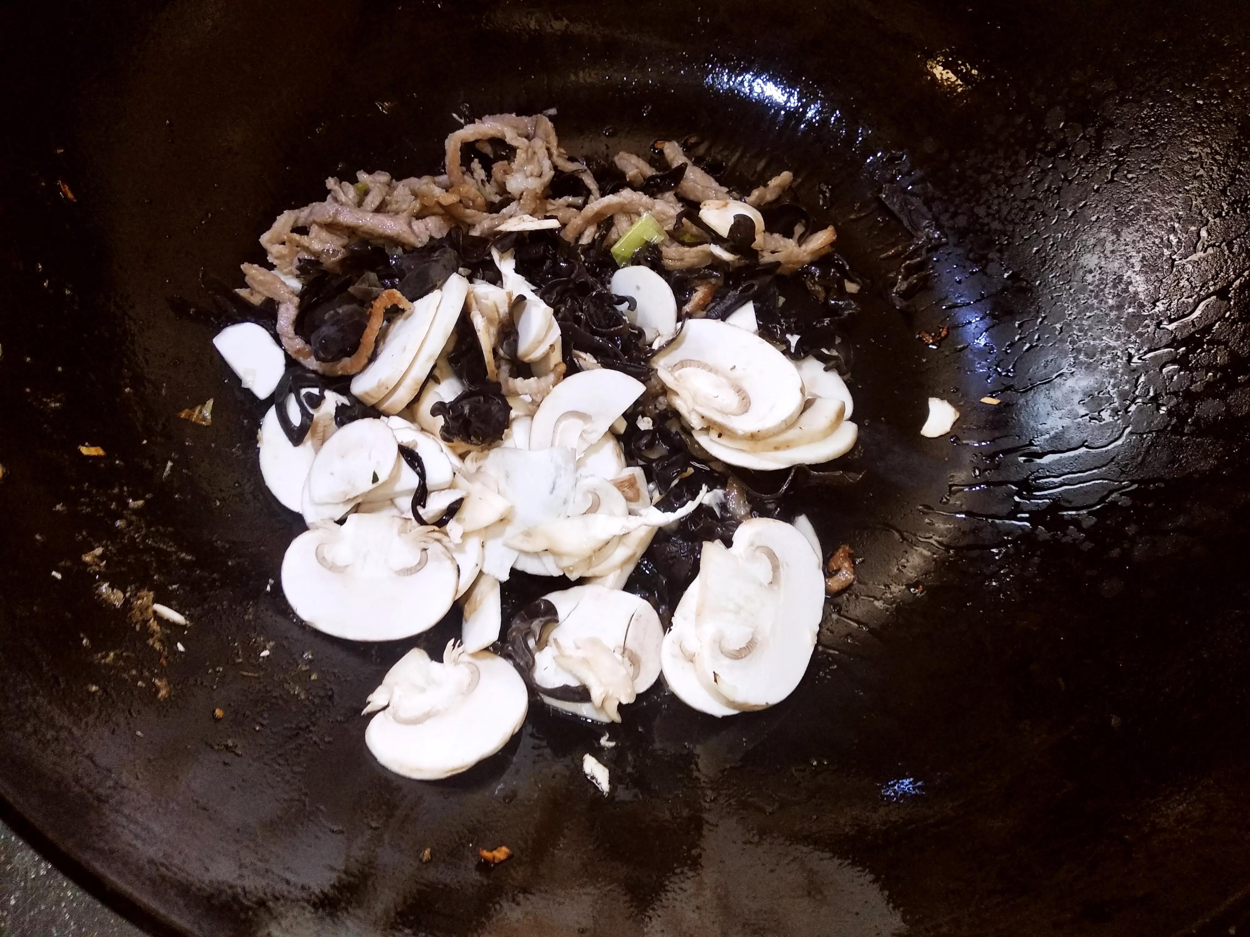 做酸辣汤，掌握“2放3窍门”，汤鲜味酸辣，家人都爱喝