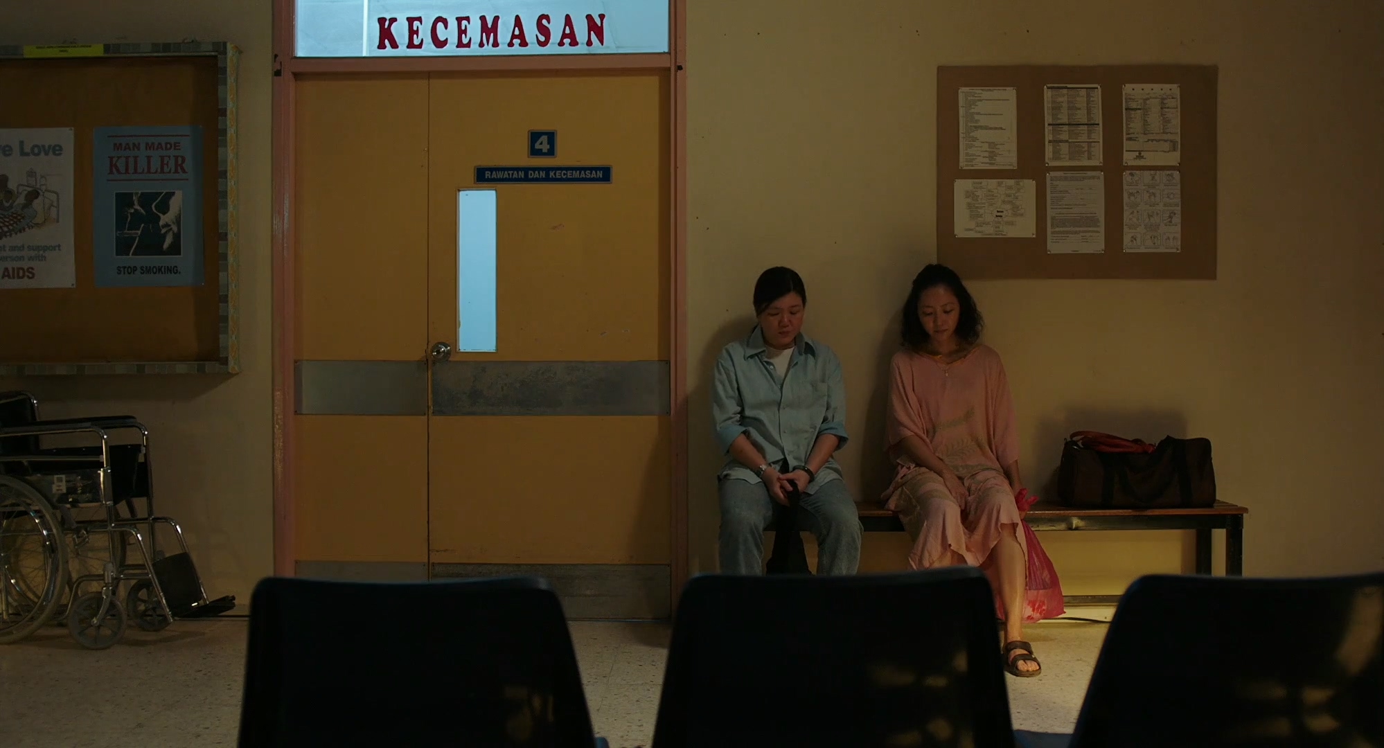 把邻居家的门砸坏以后，诡异的事情接连不断：马来西亚恐怖电影
