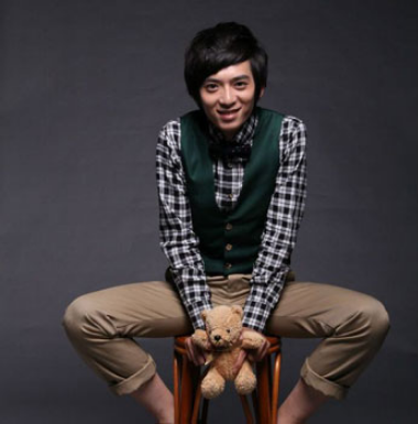 林更新回母校凡尔赛，同学就走红他一个，校友还有一个是被骂红的