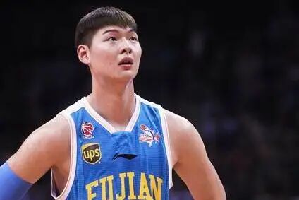 王哲林为什么会去nba(咋不去NBA打球？第一中锋王哲林道出实情，网友扼腕叹息，遗憾)