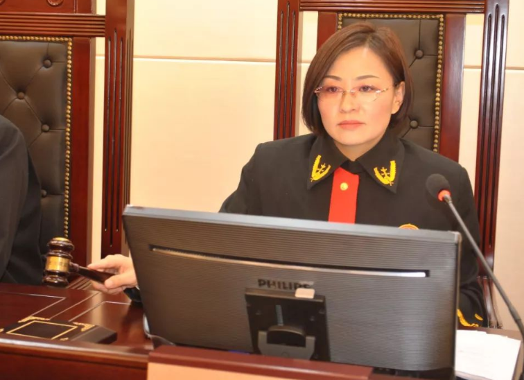 同样是法学生，选择律师事务所和公务员，10年后的差距一目了然