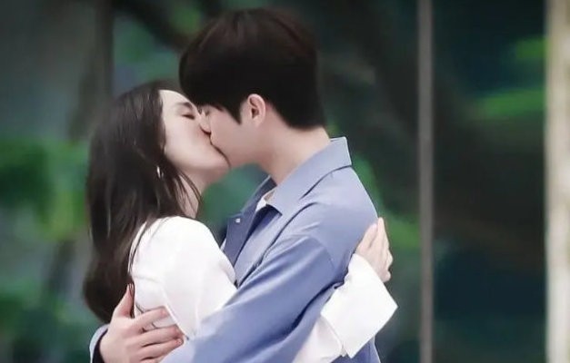 杨幂许凯太甜了！亲密互搂亲个不停，相差9岁俊男美女上演姐弟恋
