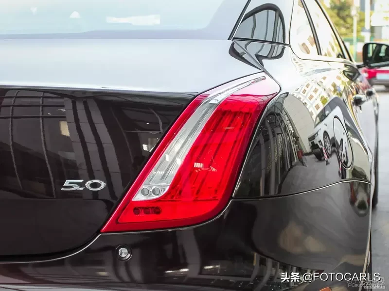 捷豹XJL 5.0巅峰创世版实拍,售价258.8万,它不跟BBA一般见识