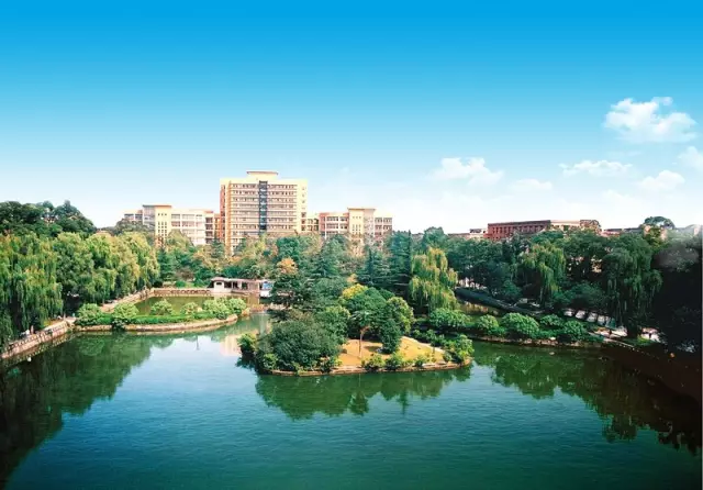 成都超“火”高校：占地2890亩，坐拥4大网红食堂，获人民日报关注！