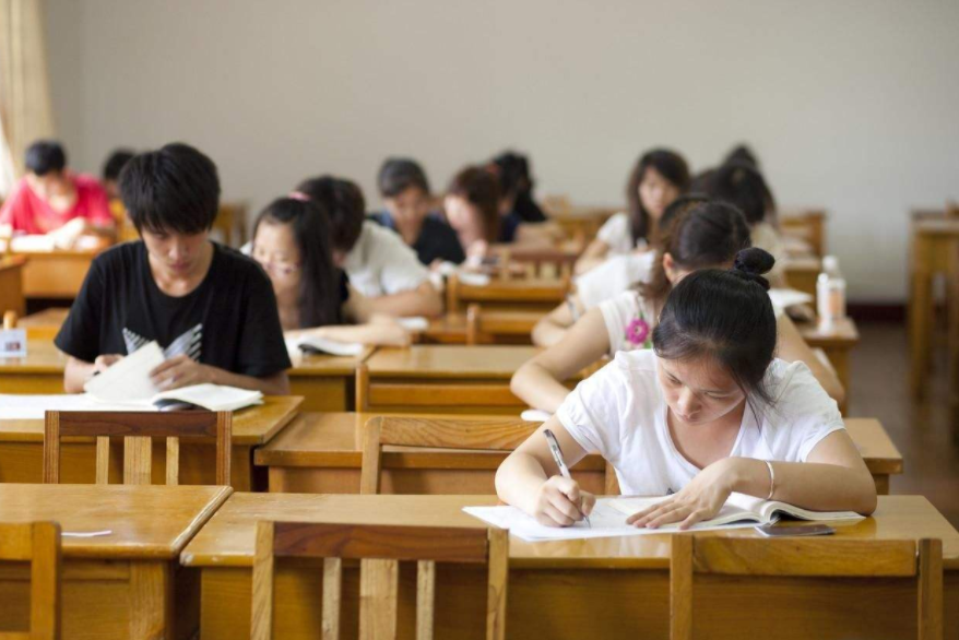 高中生掀起一股“弃英学日”的浪潮，理由很现实，学生也很无奈