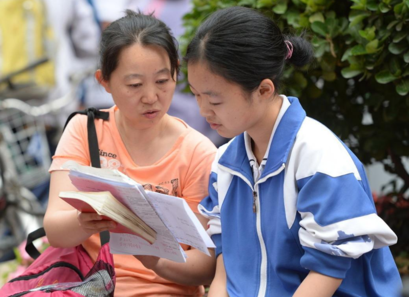 高考当天，家长有必要“全程陪考”吗，这位家长的做法值得学习