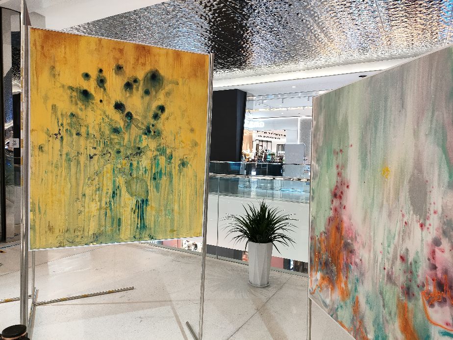 在大商场里看艺术展览是一种什么样的体验？