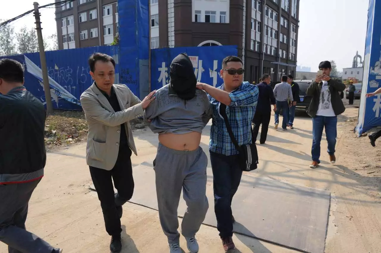 郑州银行抢劫案(1999年抢劫208万的石二群) - a叁贰零