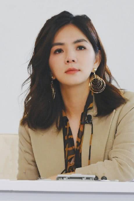 四五十岁的女人留头发别老一套，试试这几款烫发，儿媳妇都夸年轻